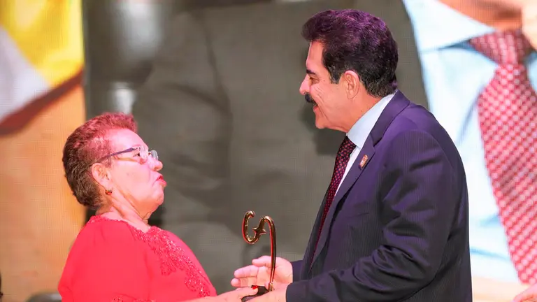 El alcalde Manfred Reyes Villa recibe el galard&oacute;n./ GAMC