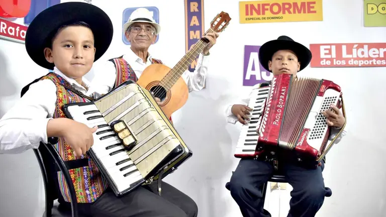 Ni&ntilde;os acordeonistas en el set "Buena noche" de OPINI&Oacute;N./ NO&Eacute; PORTUGAL