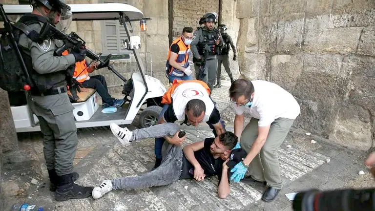 La polic&iacute;a de Israel aborda a un palestino, en medio del conflicto b&eacute;lico./ ANADOLU