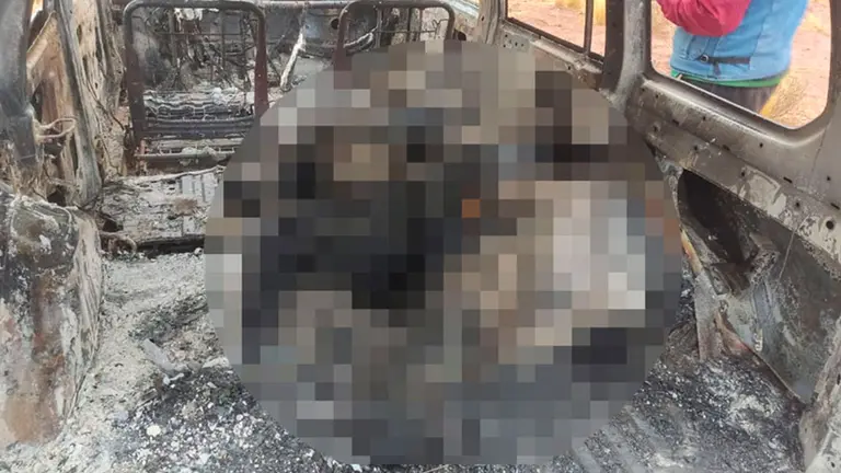 Restos de los cuerpos que fueron quemados al interior de un veh&iacute;culo. ERBOL