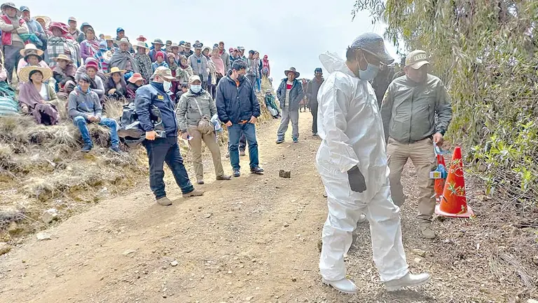 En enero, peritos realizaron el levantamiento de los restos de Emilio F. en Tiraque, Cochabamba./ BOLIVISI&Oacute;N