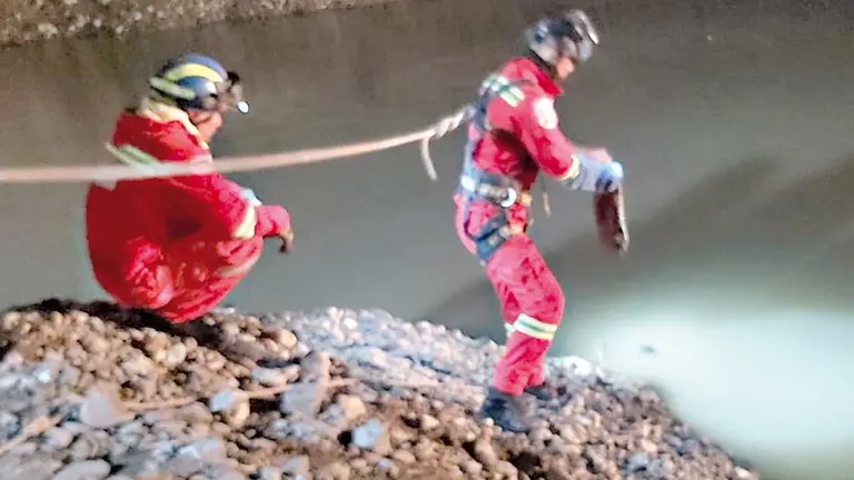 Bomberos rescatan el cuerpo de un ni&ntilde;o en un atajado de agua en Vinto./ BOMBEROS DE LA POLIC&Iacute;A
