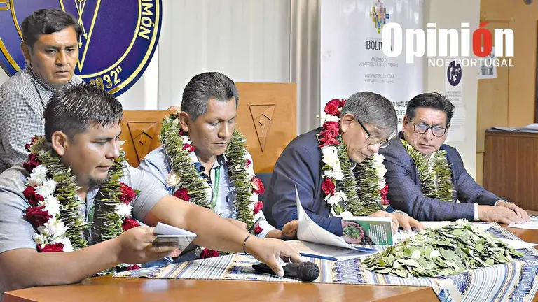 Las autoridades del Viceministerio de Coca y Desarrollo Integral (VCDI) y de la UMSS./ NO&Eacute; PORTUGAL