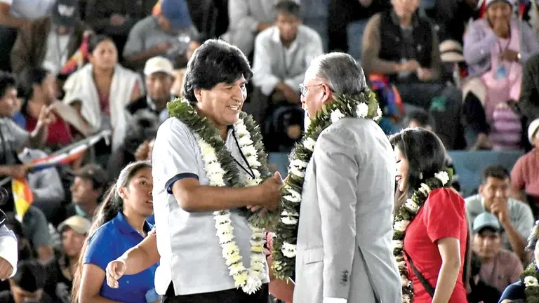 Evo Morales (i) fue ratificado como presidente del MAS./ DICO SOL&Iacute;S