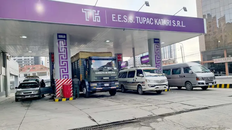 Provisión de combustible en una estación de servicio de La Paz./ ANH
