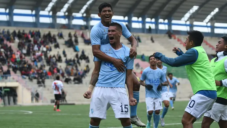 Sebasti&aacute;n Zaracho festeja el gol que le dio el triunfo al Club Aurora en su visita frente a Always Ready. APG