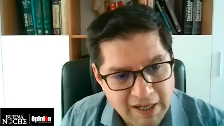 El neum&oacute;logo Ronald Claros, en Buena Noche./ CAPTURA DE VIDEO