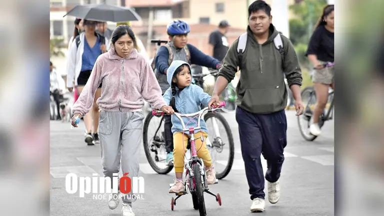 Una familia en una anterior jornada del D&iacute;a del Peat&oacute;n. ARCHIVO