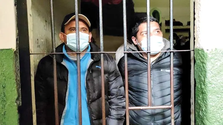 Los exministros Rodrigo Guzm&aacute;n y &Aacute;lvaro Co&iacute;mbra cuando fueron detenidos en 2021./ ERBOL