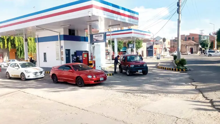 Imagen referencial de un surtidor que vende di&eacute;sel y gasolina./ ABI
