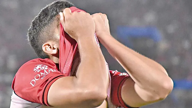 Martín Chiatti reacciona a una acción del partido en que el Imperio Escarlata perdió con el Tigre./ DICO SOLÍS