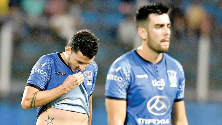 Jugadores de Palmaflor, tras una caída en el Trópico./ APG