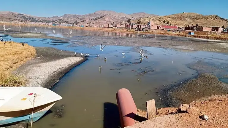 Cisterna con m&aacute;s de 20 mil litros de aceite se derrama en r&iacute;o Desaguadero y produce gran preocupaci&oacute;n entre la poblaci&oacute;n de Puno. (La Rep&uacute;blica)