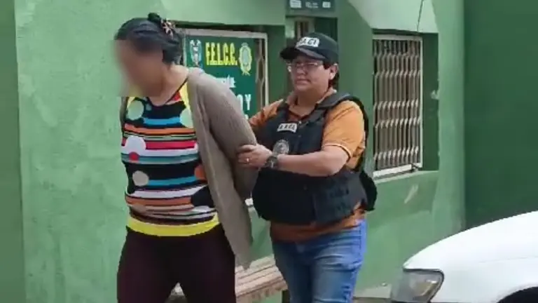 Claudia A.E.G, la mujer identificada por c&aacute;maras de seguridad como la responsable del robo de 80 mil bolivianos del asilo Buen Pastor en instalaciones de la FELCC. MARIELA COSS&Iacute;O