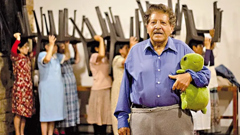 El elenco de adultos mayores en el ensayo para la obra teatral &ldquo;Despu&eacute;s de las 
mariposas&rdquo;./ PROYECTO MARTADERO