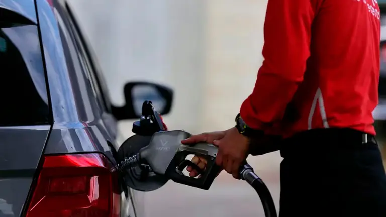 Una persona se abastece de gasolina./ COLPRENSA