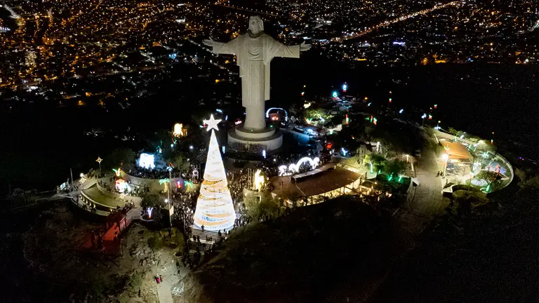 Focos de Navidad encendidos en El Cristo./ GAMC