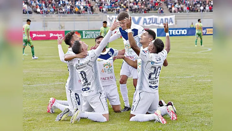 Futbolistas de GV San José festejan una conquista.  / APG
