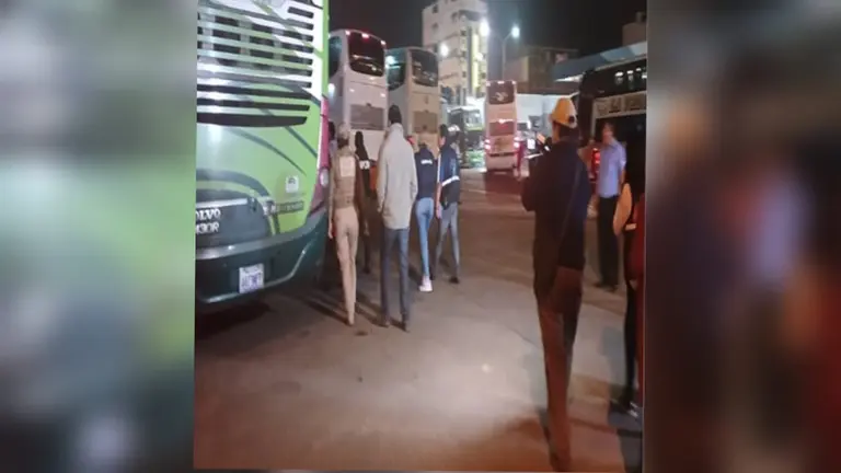 Operativo en la Terminal de Buses de Cochabamba./ POLIC&Iacute;A