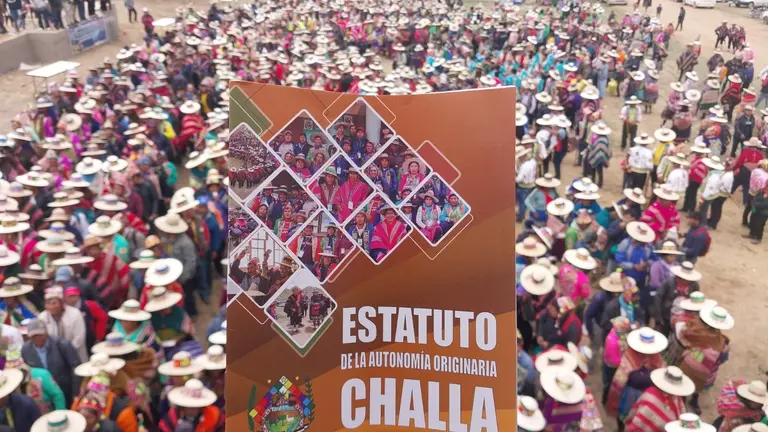 Los habitantes de Challa durante la jornada de aprobaci&oacute;n de su estatuto, este 3 de diciembre. NICOLE VARGAS