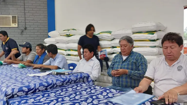 Reuni&oacute;n entre transportistas del Tr&oacute;pico y el ministro de Obras P&uacute;blicas, &Eacute;dgar Monta&ntilde;o (c). PRENSA MOVIMIENTOS SOCIALES