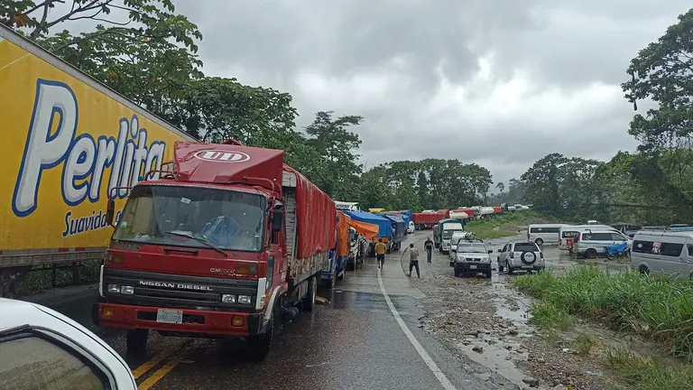 Bloqueo en la ruta que une Cochabamba con Santa Cruz, a al altura del Tr&oacute;pico cochabambino. RKC