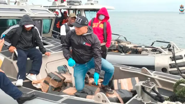 Momento del traslado de la coca&iacute;na a oficinas policiales de Colombia./ TOMADA DE INFOBAE