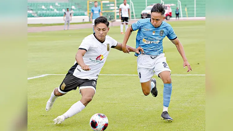 Una jugada de la semifinal del ascenso, que San Antonio le gan&oacute; a Nueva Santa Cruz./  APG