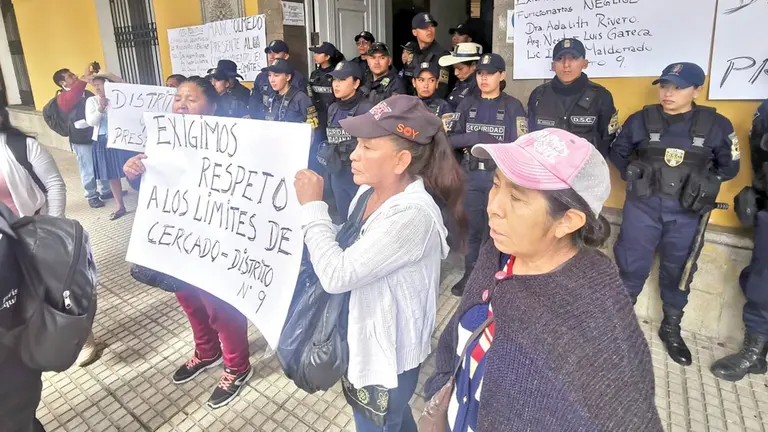 La protesta de los vecinos del Distrito 9 frente a la Alcald&iacute;a, este 4 de diciembre./ MELISSA REVOLLO