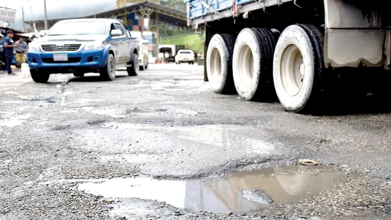Vehículos circulan por una carretera interdepartamental con baches./ ARCHIVO
