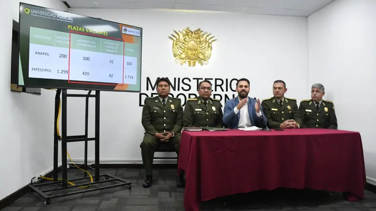 El ministro de Gobierno, Eduardo del Castillo, (c), acompa&ntilde;ado por autoridades policiales. APG