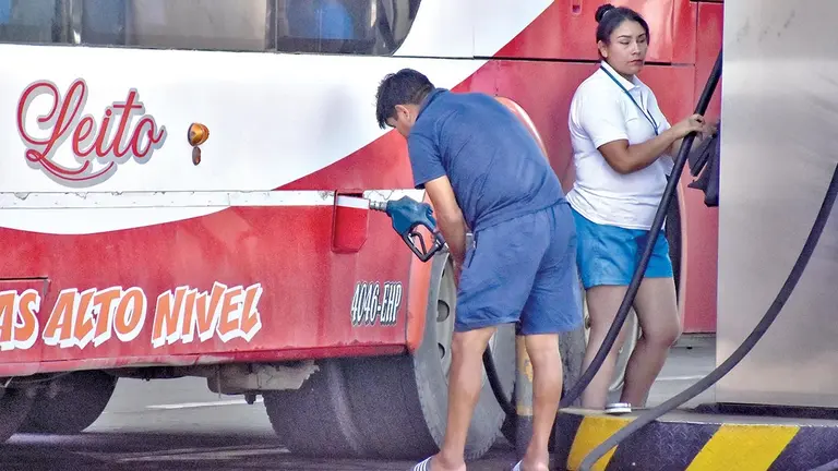 Un transportista carga di&eacute;sel en una estaci&oacute;n de servicio./ DICO SOL&Iacute;S