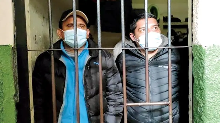 Los ministros &Aacute;lvaro Co&iacute;mbra y Rodrigo Guzm&aacute;n, en celdas policiales./ ERBOL