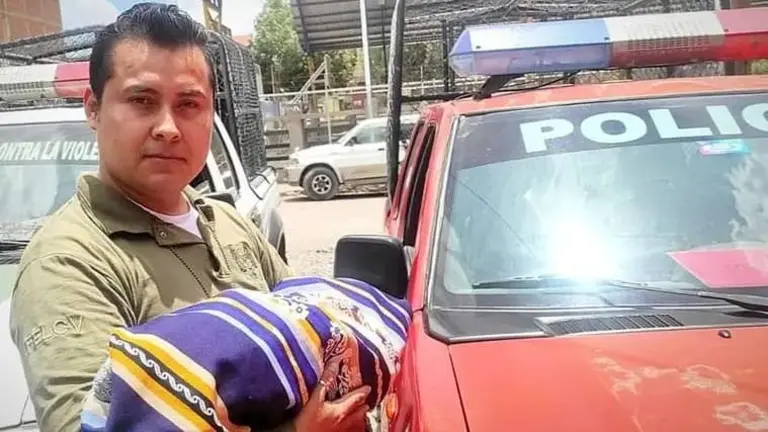 La reci&eacute;n nacida en manos de un efectivo policial. RRSS