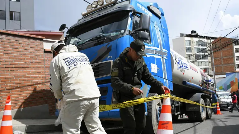Autoridades retienen la cisterna./ APG