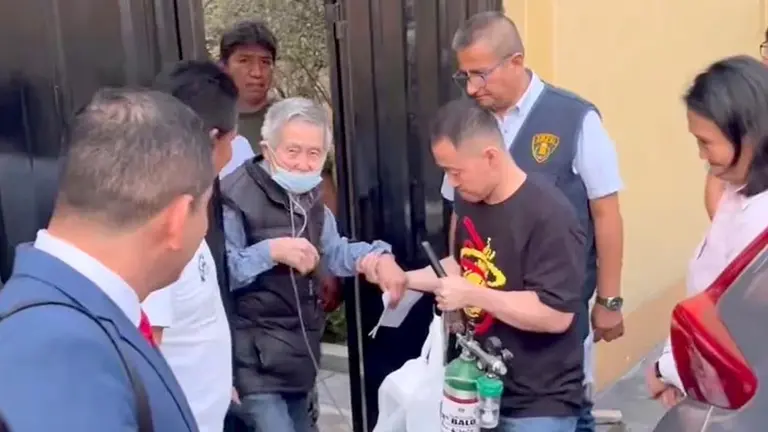Momento exacto en el que el expresidente Alberto Fujimori abandona el penal Barbadillo./ INFOBAE