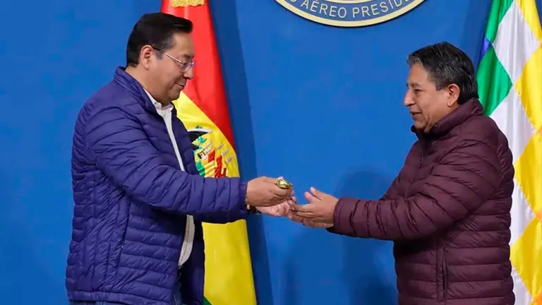 El presidente del Estado, Luis Arce, entrega el bast&oacute;n de mando al vicepresidente, David Choquehuanca. Luis Arce