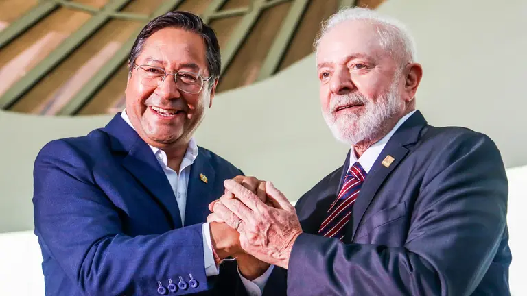 Los presidentes de Bolivia, Luis Arce, (i); y, de Brasil, Luiz In&aacute;cio Lula da Silva (d), en ocasi&oacute;n de la cumbre del Mercosur. LUIS ARCE