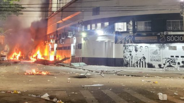 Varios veh&iacute;culos prendidos fuego al rededor del estadio Vila Belmiro. RRSS.