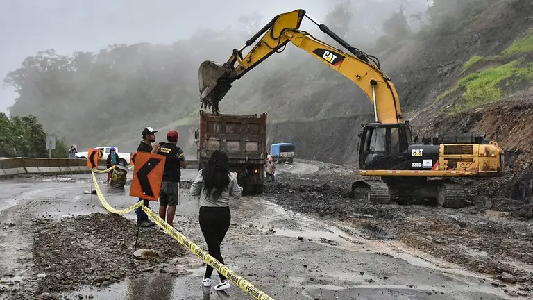 Inspecci&oacute;n a la doble v&iacute;a El Sillar, en el sector del kil&oacute;metro 108 donde se presentron rajaduras y elevaciones./ DICO SOL&Iacute;S