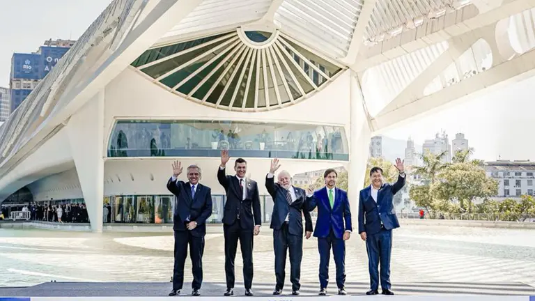 El presidente de Bolivia, Luis Arce, segundo de la derecha, junto a otros mandatarios miembros del Mercosur./  RICARDOSTUCKERT