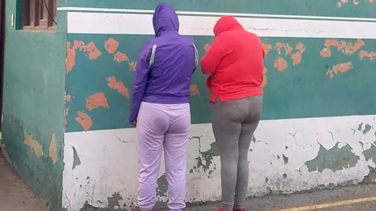 Las "p&iacute;ldoritas" arrestadas en Cochabamba./ UNITEL