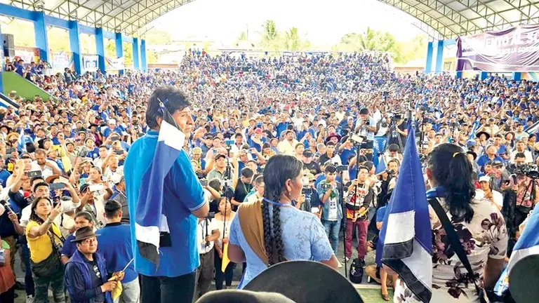 Evo Morales (izquierda) en el congreso masista que fue anulado por el TSE./ ARCHIVO