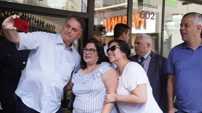 Jair Bolsonaro, con sus fans en Argentina. CLAR&Iacute;N