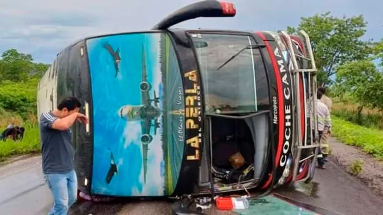 La flota en medio de la carretera tras el accidente. CAPTURA DE VIDEO