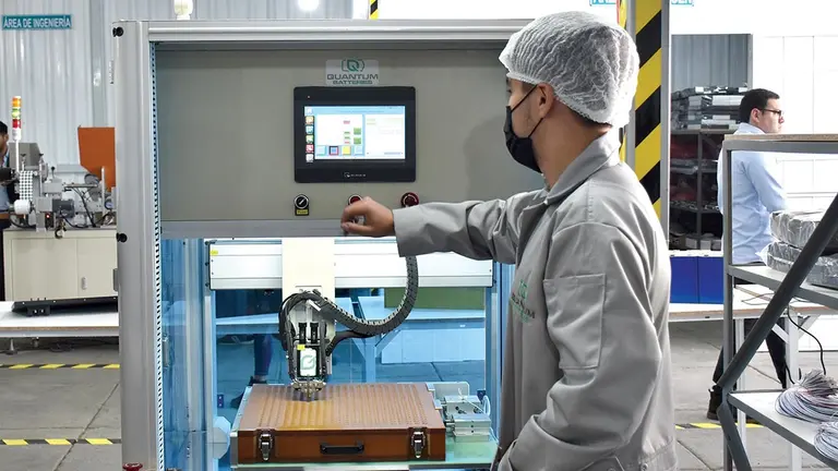 Un trabajador en una empresa./ NOÉ PORTUGAL