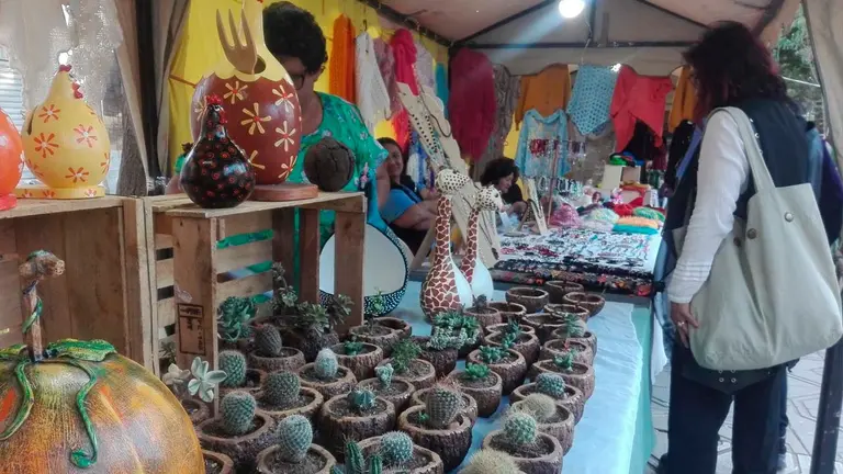 Artesanos en una feria realizada en la plazuela Corazonistas. JORGE FERN&Aacute;NDEZ B.