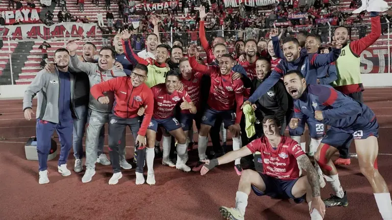 Futbolistas de Wilstermann festejan con la hinchada que los acompa&ntilde;&oacute; en La Paz la clasificaci&oacute;n a semifinales de la Copa de la DivPro. APG
