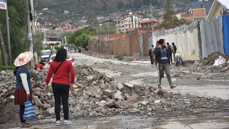 Vecinos, tras las inundaciones en Tiquipaya. NO&Eacute; PORTUGAL