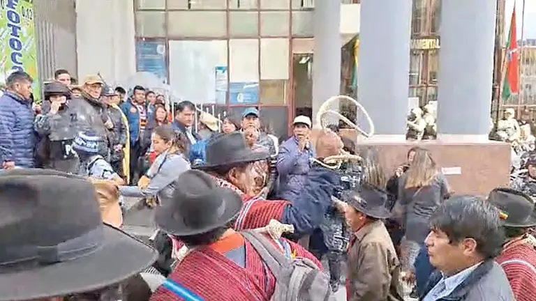 Hubo agresiones entre militantes de ambos grupos mientras se realizaba la audiencia./ ERBOL